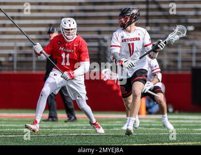 04 febbraio 2023: Attacco Rutgers Brian Cameron (11) cerca di fare una partita durante una partita di apertura della stagione NCAA Mens Lacrosse tra le volpi rosse mariste e i cavalieri scarlatto Rutgers allo SHI Stadium di Piscataway, N.J. Mike Langish/Cal Sport Media. Foto Stock