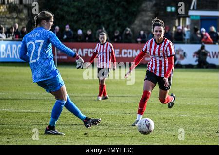 Sunderland AFC Women Forward Liz Ejupi chiude il portiere Mary Earps del Manchester United Women. Foto Stock