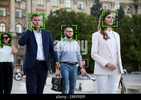 Sistema di riconoscimento facciale che identifica le persone sulla strada cittadina Foto Stock