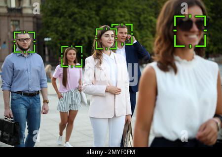 Sistema di riconoscimento facciale che identifica le persone sulla strada cittadina Foto Stock