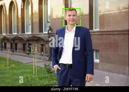 Sistema di riconoscimento facciale che identifica l'uomo sulla strada cittadina Foto Stock