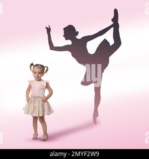 Ragazza piccola cute che sogna di essere ballerina del balletto. Silhouette di donna dietro la schiena del bambino Foto Stock