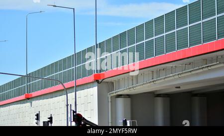 Barriere di sicurezza in autostrada. Barriera di sicurezza in acciaio anodizzato su ponte autostradale. Foto Stock