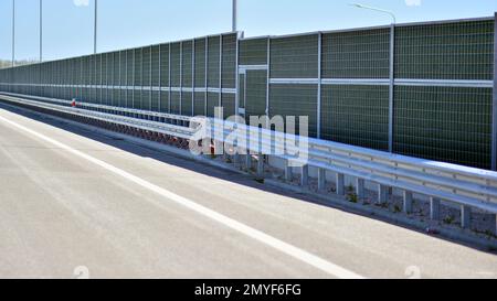 Barriere di sicurezza in autostrada. Barriera di sicurezza in acciaio anodizzato su ponte autostradale. Foto Stock