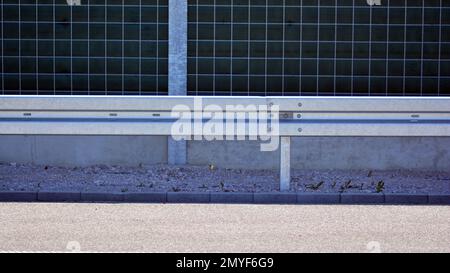 Barriere di sicurezza in autostrada. Barriera di sicurezza in acciaio anodizzato su ponte autostradale. Foto Stock