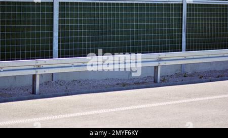 Barriere di sicurezza in autostrada. Barriera di sicurezza in acciaio anodizzato su ponte autostradale. Foto Stock