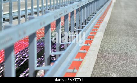 Barriere di sicurezza in autostrada. Barriera di sicurezza in acciaio anodizzato su ponte autostradale. Foto Stock