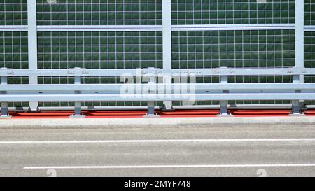Barriere di sicurezza in autostrada. Barriera di sicurezza in acciaio anodizzato su ponte autostradale. Foto Stock