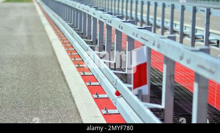 Barriere di sicurezza in autostrada. Barriera di sicurezza in acciaio anodizzato su ponte autostradale. Foto Stock