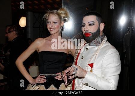 Harald Glööckler und Beatrice Turin bei der Anja Gockel Fashion Show 'sense' auf der Berlin Fashion Week Autunno/Inverno 2023 im Hotel Adlon Kemp Foto Stock