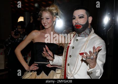 Harald Glööckler und Beatrice Turin bei der Anja Gockel Fashion Show 'sense' auf der Berlin Fashion Week Autunno/Inverno 2023 im Hotel Adlon Kemp Foto Stock