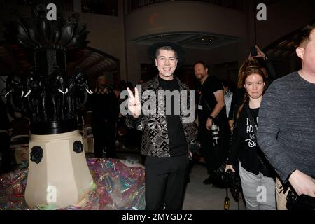 Maximilian Seitz bei der Anja Gockel Fashion Show 'sense' auf der Berlin Fashion Week Autunno/Inverno 2023 im Hotel Adlon Kempinski. Berlino, 18,0 Foto Stock