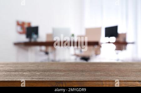 Scrivania in legno e camera sfocata sullo sfondo. Arredamento per la casa e l'ufficio Foto Stock