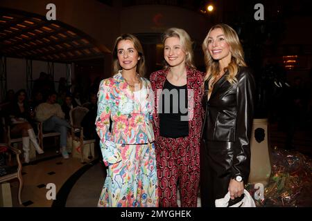 Bettina Cramer, Britta Heidemann und Annika Gassner bei der Anja Gockel Fashion Show 'sense' auf der Berlin Fashion Week Autunno/Inverno 2023 im Foto Stock