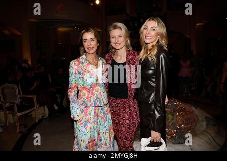 Bettina Cramer, Britta Heidemann und Annika Gassner bei der Anja Gockel Fashion Show 'sense' auf der Berlin Fashion Week Autunno/Inverno 2023 im Foto Stock