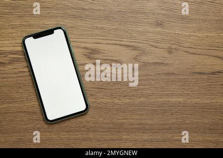 MYKOLAIV, UCRAINA - 07 LUGLIO 2020: IPhone 11 su sfondo di legno, vista dall'alto. Modello per il design Foto Stock