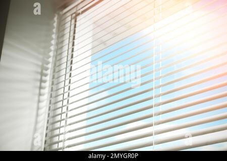 Bella vista attraverso la finestra con persiane nelle giornate di sole Foto Stock