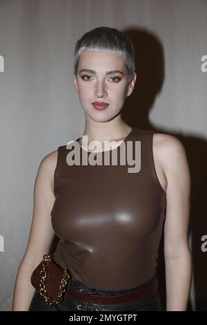 Lou-Anne Gleißenebner-Teskey bei der Anja Gockel Fashion Show 'sense Senses' auf der Berlin Fashion Week Autunno/Inverno 2023 im Hotel Adlon Kempinski. Foto Stock