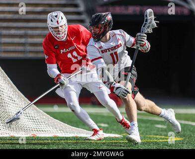 04 febbraio 2023: Attacco Rutgers Brian Cameron (11) cerca di ottenere dal difensore marista Larry Cangro (11) durante una partita di apertura della stagione NCAA Mens Lacrosse tra le volpi rosse mariste e i cavalieri scarlatto Rutgers allo SHI Stadium di Piscataway, N.J. Mike Langish/Cal Sport Media. Foto Stock