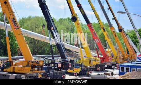 Varsavia, Polonia. 17 maggio 2021. Diversi ganci per gru con cinghie trattengono il tubo isolato Foto Stock