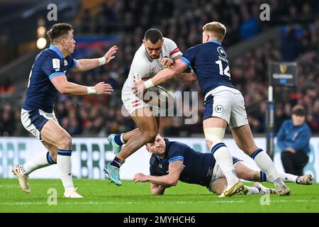 Joe Marchant d'Inghilterra è affrontato da Kyle Steyn di Scozia durante la 2023 Guinness 6 Nations Match Inghilterra vs Scozia al Twickenham Stadium, Twickenham, Regno Unito, 4th febbraio 2023 (Photo by Craig Thomas/News Images) Foto Stock