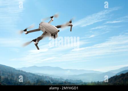 Drone moderno che sorvola montagne pittoresche. Indagine aerea Foto Stock