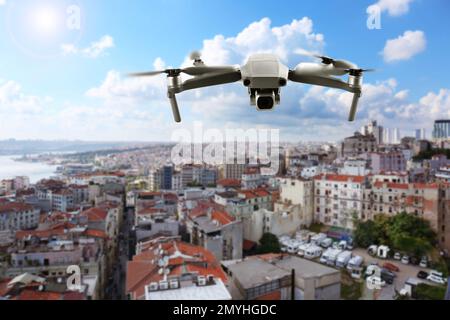 Drone moderno che sorvola la città. Indagine aerea Foto Stock