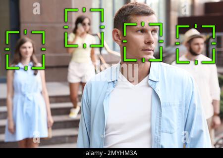 Sistema di riconoscimento facciale che identifica le persone sulla strada cittadina Foto Stock