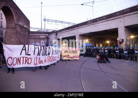 Roma, Italia. 04th Feb, 2023. Manifestazione a Roma organizzata da anarchici in solidarietà con l'anarchico Alfredo cospito (Foto di Matteo Nardone/Pacific Press/Sipa USA) Credit: Sipa USA/Alamy Live News Foto Stock