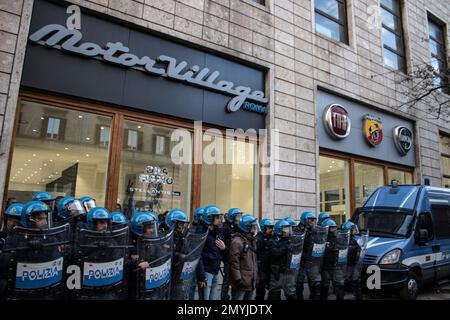 Roma, Italia. 4th Feb, 2023. Migliaia di persone hanno manifestato in tutta Italia in solidarietà con Alfredo cospito, anarchico, per oltre 100 giorni in sciopero della fame. Copsito ha deciso di protestare, fino alla sua morte, contro il sistema penitenziario del 41 bis, l'ergastolo, basato sul completo isolamento. Questo tipo di detenzione è considerato come tortura. (Credit Image: © Elisa Bianchini/Pacific Press via ZUMA Press Wire) SOLO PER USO EDITORIALE! Non per USO commerciale! Foto Stock