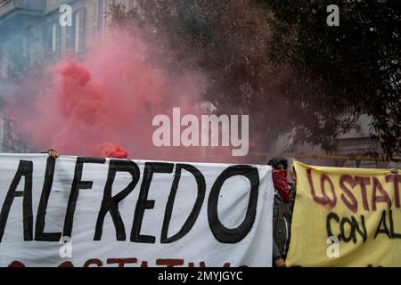 Roma, Italia. 4th Feb, 2023. Migliaia di persone hanno manifestato in tutta Italia in solidarietà con Alfredo cospito, anarchico, per oltre 100 giorni in sciopero della fame. Copsito ha deciso di protestare, fino alla sua morte, contro il sistema penitenziario del 41 bis, l'ergastolo, basato sul completo isolamento. Questo tipo di detenzione è considerato come tortura. (Credit Image: © Elisa Bianchini/Pacific Press via ZUMA Press Wire) SOLO PER USO EDITORIALE! Non per USO commerciale! Foto Stock