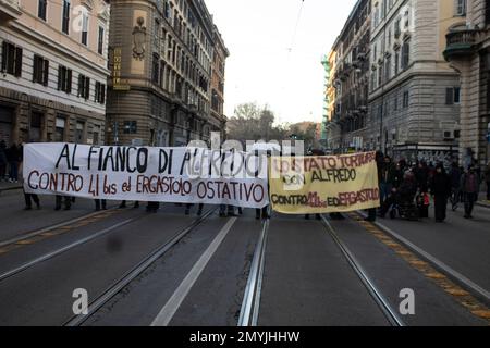 Roma, Italia. 4th Feb, 2023. Migliaia di persone hanno manifestato in tutta Italia in solidarietà con Alfredo cospito, anarchico, per oltre 100 giorni in sciopero della fame. Copsito ha deciso di protestare, fino alla sua morte, contro il sistema penitenziario del 41 bis, l'ergastolo, basato sul completo isolamento. Questo tipo di detenzione è considerato come tortura. (Credit Image: © Elisa Bianchini/Pacific Press via ZUMA Press Wire) SOLO PER USO EDITORIALE! Non per USO commerciale! Foto Stock