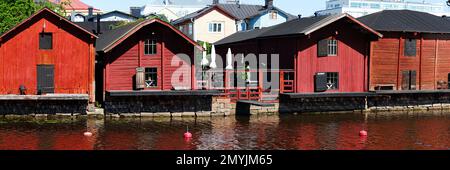 Magazzini del porto rosso con belle riflessioni sul fiume porvoo. villaggio di pescatori in stile scandinavo Foto Stock