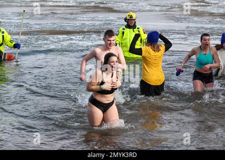 Lewisburg, Stati Uniti. 04th Feb, 2023. La gente partecipa al 19th° Plunge annuale dell'orso polare di Lewisburg a Lewisburg, Pennsylvania, sabato 4 febbraio 2023. I partecipanti si sono gustati nelle acque ghiacciate del ramo ovest del fiume Susquehanna mentre la temperatura dell'aria era di 23 gradi fahrenheit. (Foto di Paul Weaver/Sipa USA) Credit: Sipa USA/Alamy Live News Foto Stock