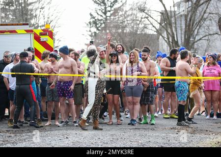 Lewisburg, Stati Uniti. 04th Feb, 2023. Le persone si riuniscono per partecipare al 19th° Plunge annuale dell'orso polare di Lewisburg a Lewisburg, Pennsylvania, sabato 4 febbraio 2023. I partecipanti si sono gustati nelle acque ghiacciate del ramo ovest del fiume Susquehanna mentre la temperatura dell'aria era di 23 gradi fahrenheit. (Phot di Paul Weaver/Sipa USA) Credit: Sipa USA/Alamy Live News Foto Stock