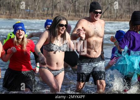 Lewisburg, Stati Uniti. 04th Feb, 2023. La gente partecipa al 19th° Plunge annuale dell'orso polare di Lewisburg a Lewisburg, Pennsylvania, sabato 4 febbraio 2023. I partecipanti si sono gustati nelle acque ghiacciate del ramo ovest del fiume Susquehanna mentre la temperatura dell'aria era di 23 gradi fahrenheit. (Foto di Paul Weaver/Sipa USA) Credit: Sipa USA/Alamy Live News Foto Stock