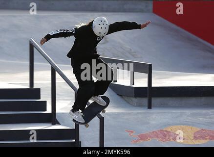 Sharjah, Emirati Arabi Uniti (Emirati Arabi Uniti). 4th Feb, 2023. AKAMA Rizu del Giappone gareggia durante le semifinali femminili di strada ai campionati mondiali di Skateboarding Street and Park 2022 a Sharjah, negli Emirati Arabi Uniti (UAE), 4 febbraio 2023. Credit: Wang Dongzhen/Xinhua/Alamy Live News Foto Stock