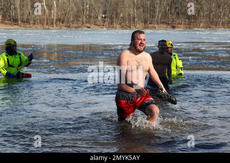 Lewisburg, Stati Uniti. 04th Feb, 2023. La gente partecipa al 19th° Plunge annuale dell'orso polare di Lewisburg a Lewisburg, Pennsylvania, sabato 4 febbraio 2023. I partecipanti si sono gustati nelle acque ghiacciate del ramo ovest del fiume Susquehanna mentre la temperatura dell'aria era di 23 gradi fahrenheit. (Foto di Paul Weaver/Sipa USA) Credit: Sipa USA/Alamy Live News Foto Stock