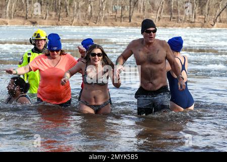 Lewisburg, Stati Uniti. 04th Feb, 2023. La gente partecipa al 19th° Plunge annuale dell'orso polare di Lewisburg a Lewisburg, Pennsylvania, sabato 4 febbraio 2023. I partecipanti si sono gustati nelle acque ghiacciate del ramo ovest del fiume Susquehanna mentre la temperatura dell'aria era di 23 gradi fahrenheit. (Foto di Paul Weaver/Sipa USA) Credit: Sipa USA/Alamy Live News Foto Stock