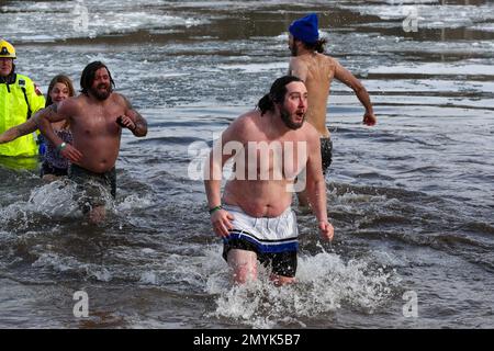 Lewisburg, Stati Uniti. 04th Feb, 2023. La gente partecipa al 19th° Plunge annuale dell'orso polare di Lewisburg a Lewisburg, Pennsylvania, sabato 4 febbraio 2023. I partecipanti si sono gustati nelle acque ghiacciate del ramo ovest del fiume Susquehanna mentre la temperatura dell'aria era di 23 gradi fahrenheit. (Foto di Paul Weaver/Sipa USA) Credit: Sipa USA/Alamy Live News Foto Stock