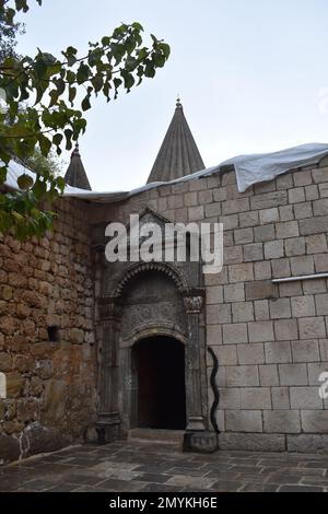 Una porta al tempio sacro di Lalish nel nord dell'Iraq, il luogo più santo per il popolo Yazidi. Foto Stock