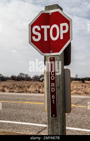 Segnale di stop per i ciclisti durante una prova in bicicletta in primavera a Stillwater, Minnesota USA. Foto Stock