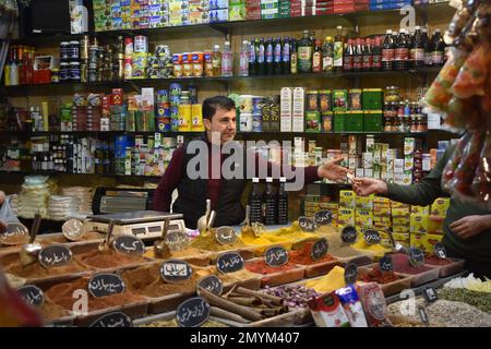 Una colorata bancarella del mercato, ben rifornita di spezie e condimenti, nel souq di Duhok (mercato) Foto Stock