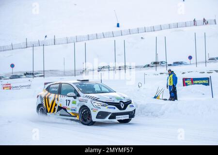 17a Joaquin RODRIGO (ES), BRUNET COMPETITION, action 17B Mathieu LANNEPOUDENX (FR), BRUNET COMPETITION, action during the 2023 Clio Ice Trophy 2023 - GSeries G3 sul circuito di Andorra - Pas de la Casa, il 04 febbraio 2023 a Encamp, Andorra - Picture Damien Doumergue / DPI Foto Stock