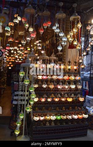 Lampade dai colori vivaci in vendita nel souq (mercato) a Erbil, Iraq Foto Stock