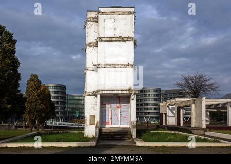 Giardino delle memorie, cinque barche ufficio edificio sul retro, porto interno, Duisburg, Ruhr Area, Nord Reno-Westfalia, Germania, Europa Foto Stock