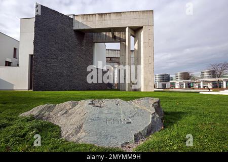 Centro della comunità ebraica con sinagoga, Giardino dei ricordi sul retro e edificio dell'ufficio Five Boats, porto interno, Duisburg, area della Ruhr, Reno del Nord Foto Stock