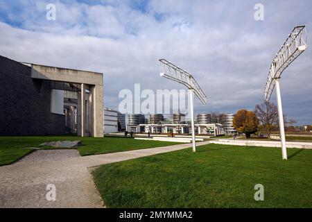 Centro della comunità ebraica con sinagoga, Giardino dei ricordi sul retro e edificio dell'ufficio Five Boats, porto interno, Duisburg, area della Ruhr, Reno del Nord Foto Stock