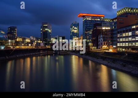 Complesso di edifici a Medienhafen, PEC, SEGNO!, vecchia casa di malto, Colorium, Roggendorf House, fotografia notturna, Medienhafen, Düsseldorf, Nord Reno-W. Foto Stock