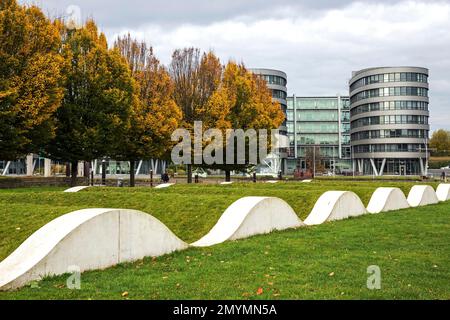 Garden of Memories con cinque Boats Office building, Inner Harbour, Duisburg, Ruhr Area, Renania settentrionale-Vestfalia, Germania, Europa Foto Stock